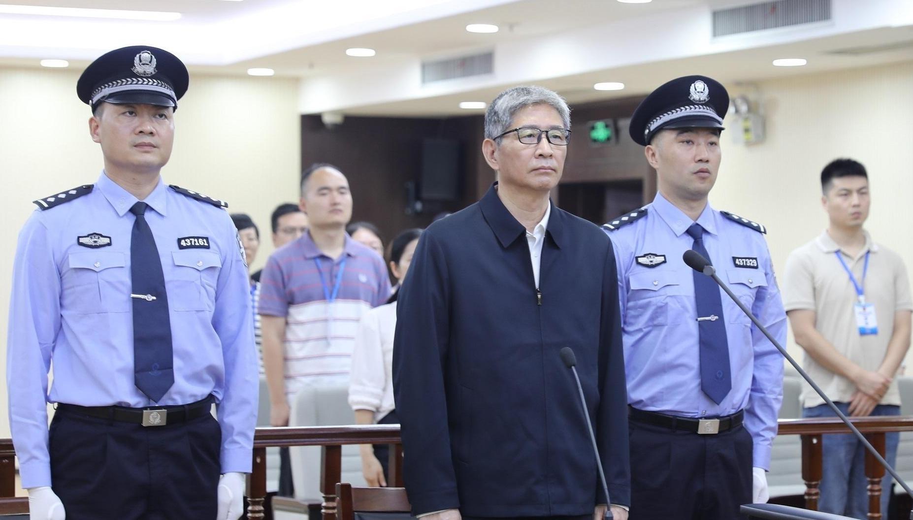 小米冲上公交站台致人受伤