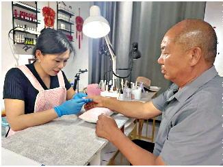 西安一轿车失控撞上公交站台