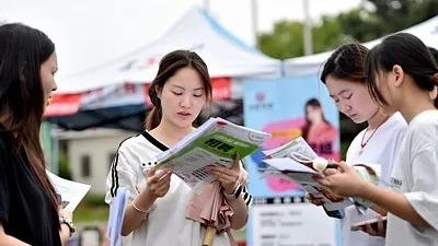 国防部：百余名外国军官沉浸感知伟大长征精神